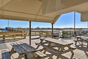 Gulf Shores Condo: Walk to Beach, The Hangout