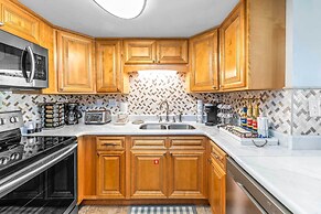 Gulf Shores Condo: Walk to Beach, The Hangout