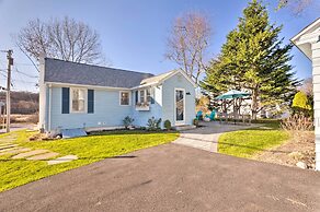 Cozy Coastal Cottage: 5 Mi to Narragansett Beach!
