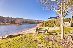 Cozy Coastal Cottage: 5 Mi to Narragansett Beach!