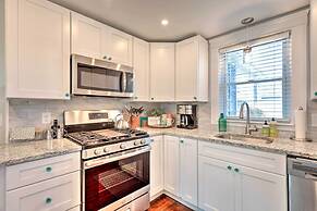 Cozy Coastal Cottage: 5 Mi to Narragansett Beach!