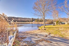 Cozy Coastal Cottage: 5 Mi to Narragansett Beach!