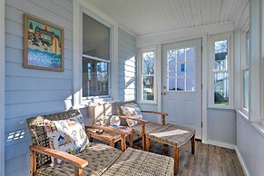 Cozy Coastal Cottage: 5 Mi to Narragansett Beach!