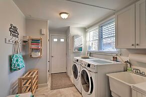 Cozy Coastal Cottage: 5 Mi to Narragansett Beach!