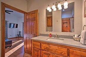 Updated Cabin w/ 360-degree Mtn View: 1 Mi to Lake