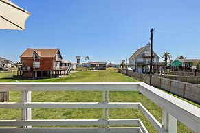 1 Mi to Shore: Bright Jamaica Beach Getaway!