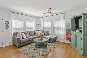 1 Mi to Shore: Bright Jamaica Beach Getaway!