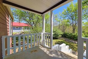 Fayetteville Retreat w/ Yard - Walk to Campus!