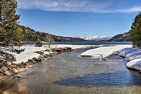 Truckee Family Home, Walk to Lake + 5 Mi to Skiing