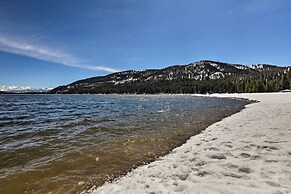 Truckee Family Home, Walk to Lake + 5 Mi to Skiing