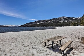 Truckee Family Home, Walk to Lake + 5 Mi to Skiing