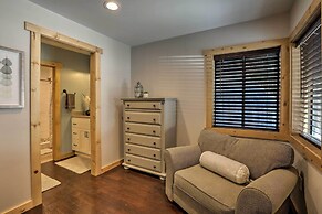 Truckee Family Home, Walk to Lake + 5 Mi to Skiing