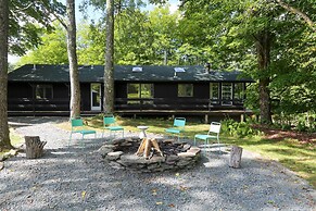 Modern Hideaway w/ Deck + State Forest Access
