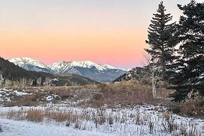 Condo w/ Scenic Patio < 1 Mi to Dillon Reservoir