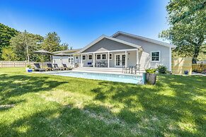 Distinctive Hamptons Home w/ Pool Near Bay/ocean