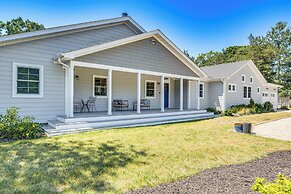 Distinctive Hamptons Home w/ Pool Near Bay/ocean