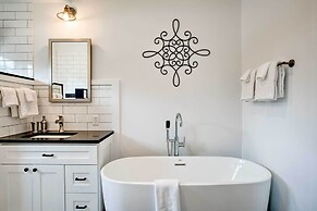 Distinctive Hamptons Home w/ Pool Near Bay, Ocean