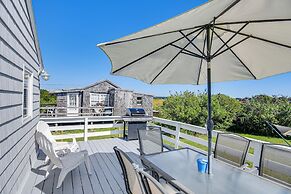 Quaint Coastal Cottage With Patio!