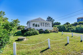 Quaint Coastal Cottage With Patio!