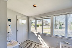 Quaint Coastal Cottage With Patio!