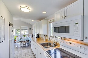 Quaint Coastal Cottage With Patio!