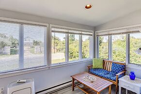 Quaint Coastal Cottage With Patio!