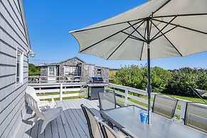 Quaint Coastal Cottage With Patio!