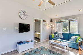 Quaint Coastal Cottage With Patio!