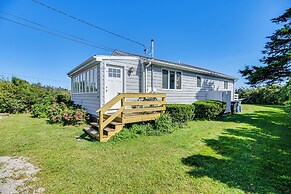 Quaint Coastal Cottage With Patio!