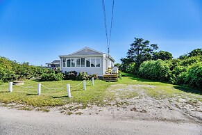 Quaint Coastal Cottage With Patio!