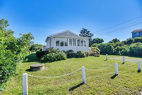 Quaint Coastal Cottage With Patio!