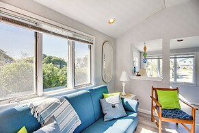 Quaint Coastal Cottage With Patio!