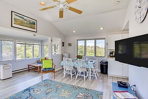 Quaint Coastal Cottage With Patio!
