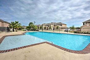 College Station Townhouse w/ Patio & Pool Access!