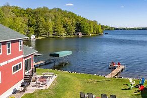 Spacious Lakeside Family Home on Big Bearskin Lake