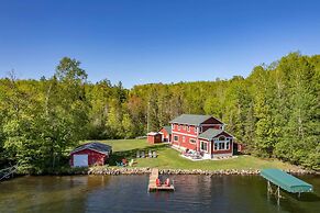 Spacious Lakeside Family Home on Big Bearskin Lake