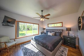 Spacious Lakeside Family Home on Big Bearskin Lake