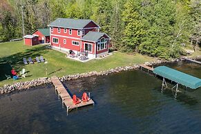 Spacious Lakeside Family Home on Big Bearskin Lake