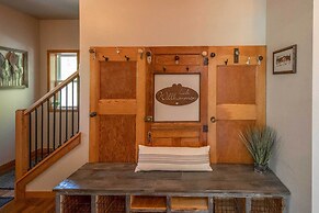 Spacious Lakeside Family Home on Big Bearskin Lake