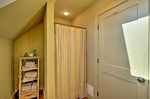 Luxe 'green Barn' Near Skiing w/ Mt Equinox Views!