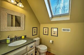 Luxe 'green Barn' Near Skiing w/ Mt Equinox Views!