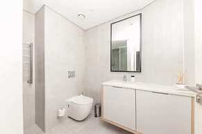 Modern and Bright 1BD APT in Sunny Sea Point