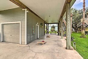 < 1 Mi to Beach: Salty Dog House in Galveston!