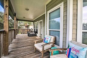 < 1 Mi to Beach: Salty Dog House in Galveston!