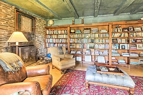 Lovely Brookfield Home w/ Private Deck & Views