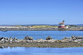 Bandon Home w/ Patio, Steps to South Jetty Park