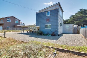 Bandon Home w/ Patio, Steps to South Jetty Park