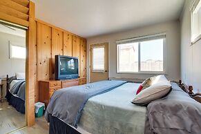 Bandon Home w/ Patio, Steps to South Jetty Park