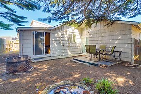Bandon Home w/ Patio, Steps to South Jetty Park