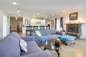 Bandon Home w/ Patio, Steps to South Jetty Park